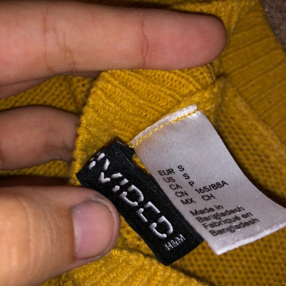 Divided mustard yellow sweater - Picture 2 of 2